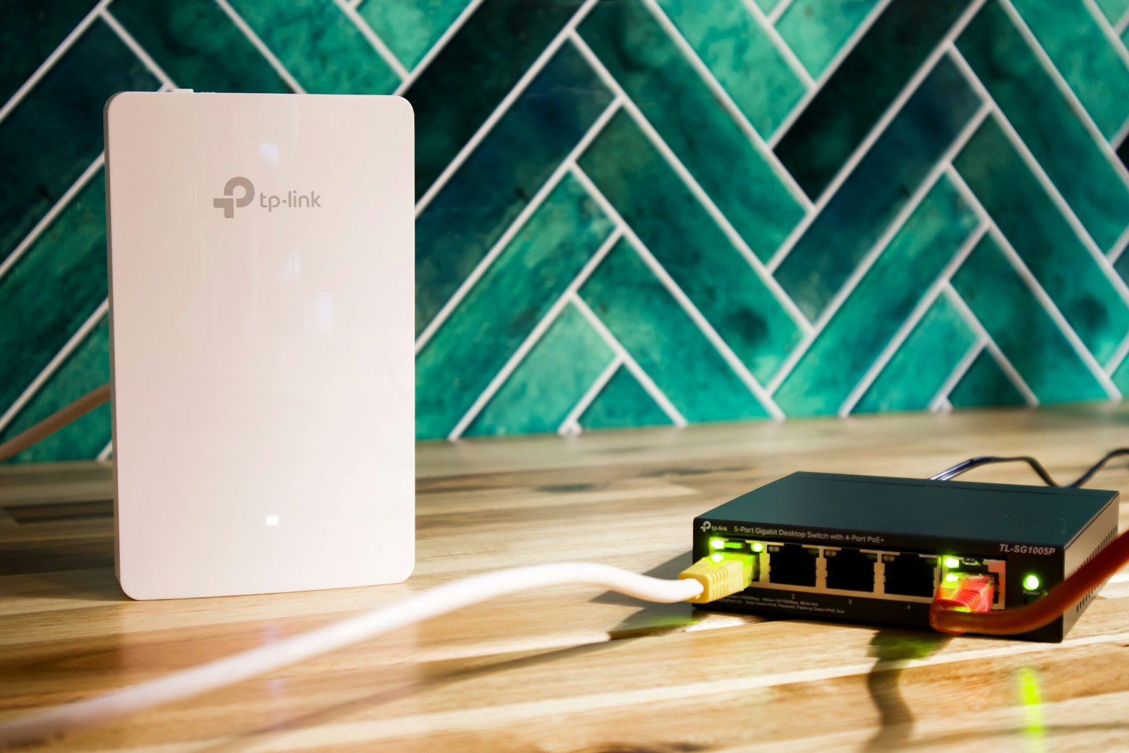 Mesh Wi-Fi router and network equipment
